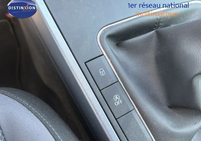 Gros plan sur la console centrale avec levier de vitesse et boutons de commande dans une SEAT Arona gris urbain.