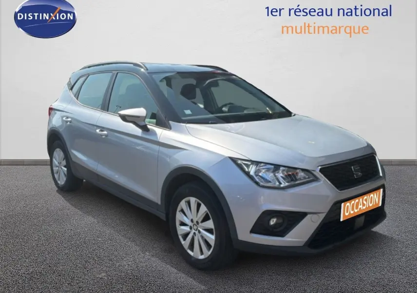 SEAT Arona gris urbain vue 3/4 avant côté gauche avec toit noir et plaques "OCCASION" visible.