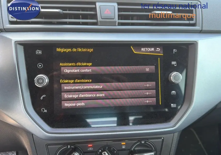 Vue rapprochée de l’écran tactile central du tableau de bord d’un SEAT Arona 2018, affichant les réglages d’éclairage.