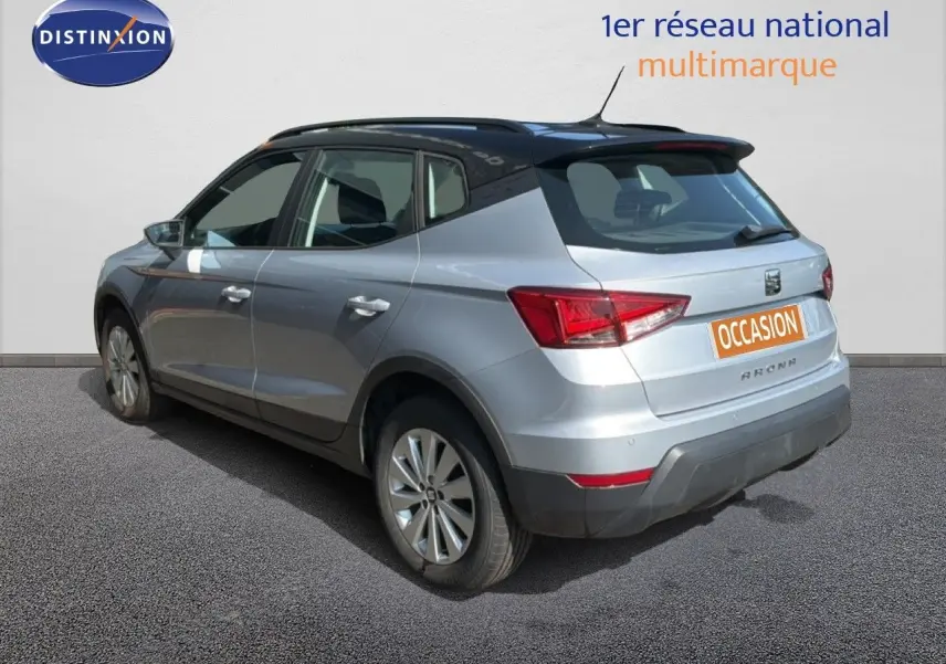 Vue 3/4 arrière droite d'un SEAT Arona gris urbain avec toit noir, modèle 2018, en version 5 portes.
