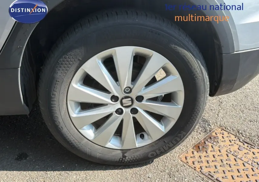 Gros plan sur la roue avant droite d'une SEAT Arona gris urbain avec jante alliage et pneu Kumho.