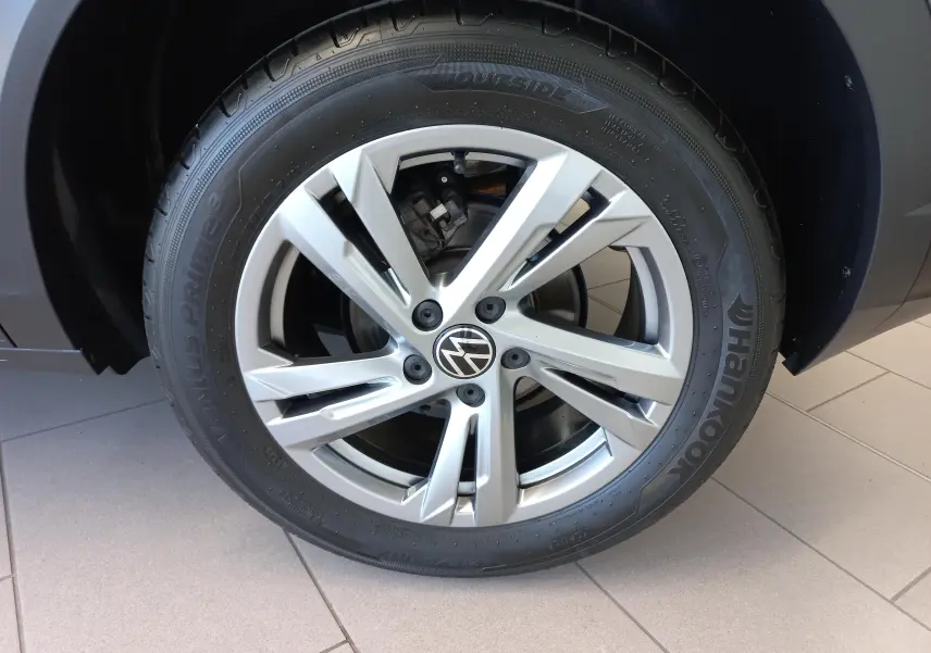 Gros plan sur la jante alliage 17 pouces Valencia et pneu Hankook du Volkswagen T-Roc Gris Indium côté avant droit.