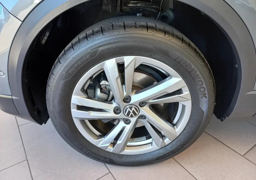 Gros plan sur la jante alliage 17 pouces Valencia et pneu Hankook du Volkswagen T-Roc gris Indium, côté avant droit.