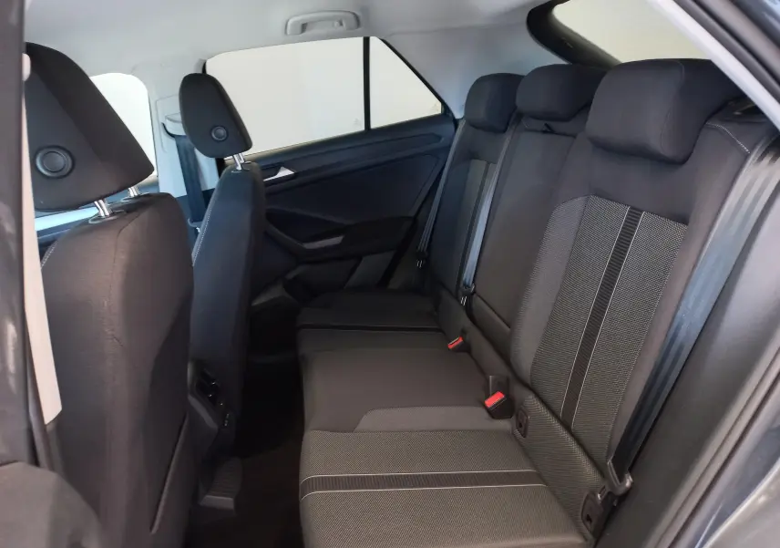 Vue intérieure arrière côté droit des sièges arrière noirs du Volkswagen T-Roc 1.0 TSI 116 BVM6 Gris Indium 2025.