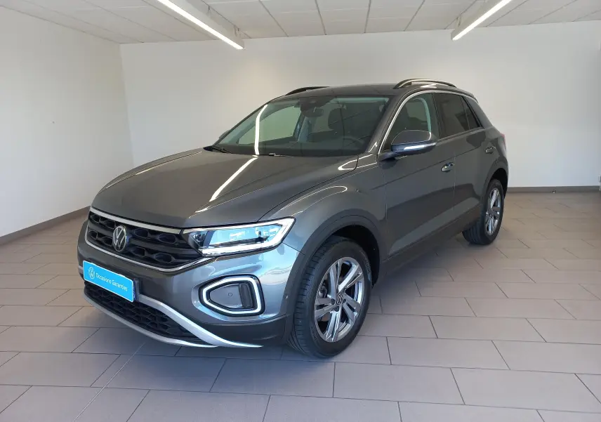 Volkswagen T-Roc Gris Indium en 3/4 avant droit, avec jantes alliage 17’’ Valencia et détails chromés.
