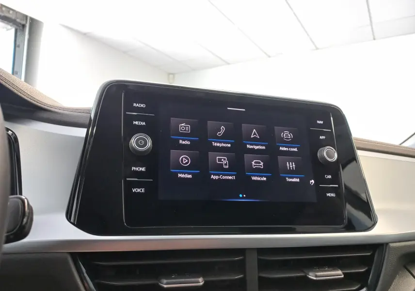 Écran tactile central du tableau de bord du Volkswagen T-Roc 2025 affichant les options multimédias et de navigation.