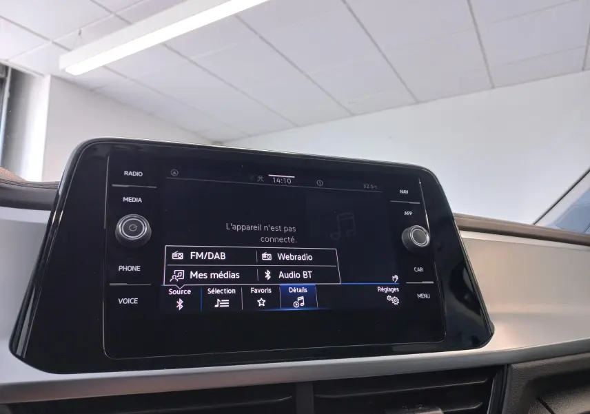 Écran tactile central du Volkswagen T-Roc 2025 affichant les options média avec interface en français.