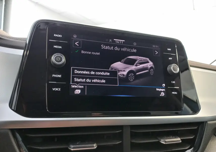 Écran central affichant le statut du Volkswagen T-Roc gris Indium en vue 3/4 avant sur l'interface multimédia.