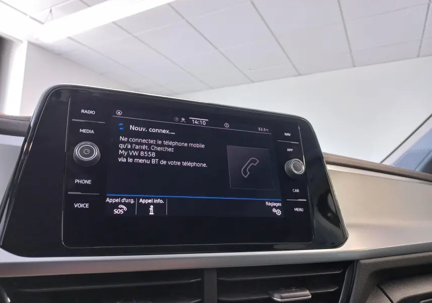 Écran tactile central de la Volkswagen T-Roc 2025 affichant le menu de connexion Bluetooth dans un intérieur beige.