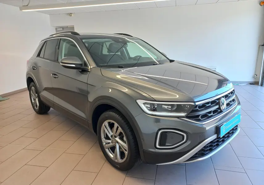Volkswagen T-Roc gris Indium en 3/4 avant droit, avec jantes alliage 17’’ Valencia et détails chromés.