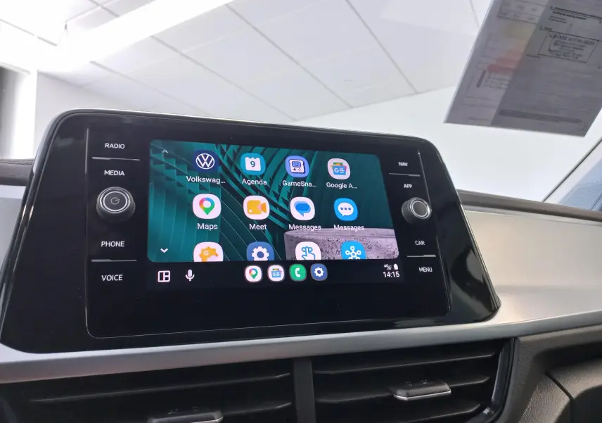 Vue rapprochée de l’écran tactile central du Volkswagen T-Roc 2025, affichant l’interface multimédia moderne.