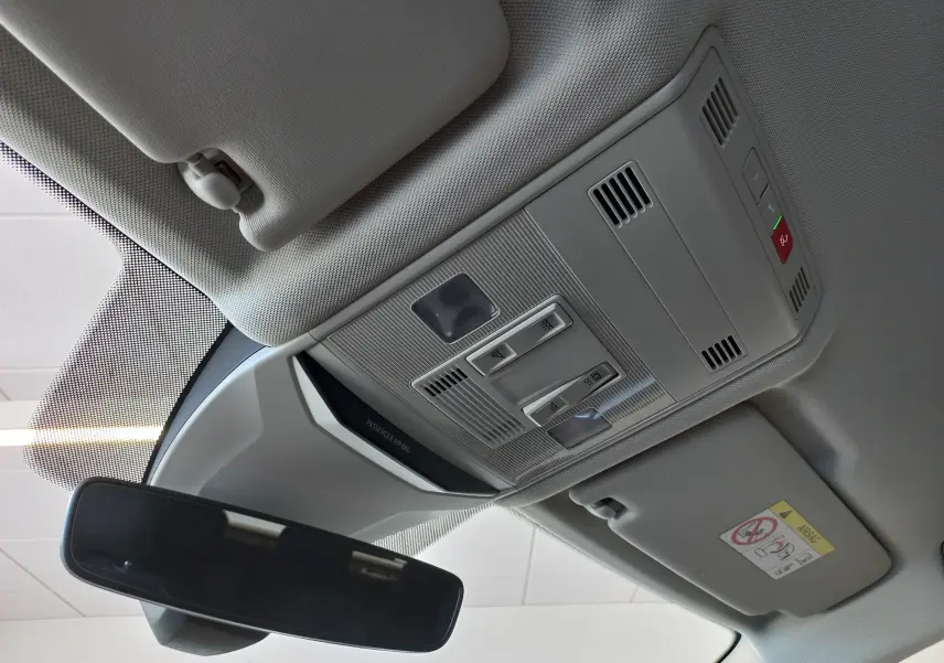 Plafonnier intérieur gris clair avec commandes de lumière et rétroviseur dans un Volkswagen T-Roc Gris Indium 2025.