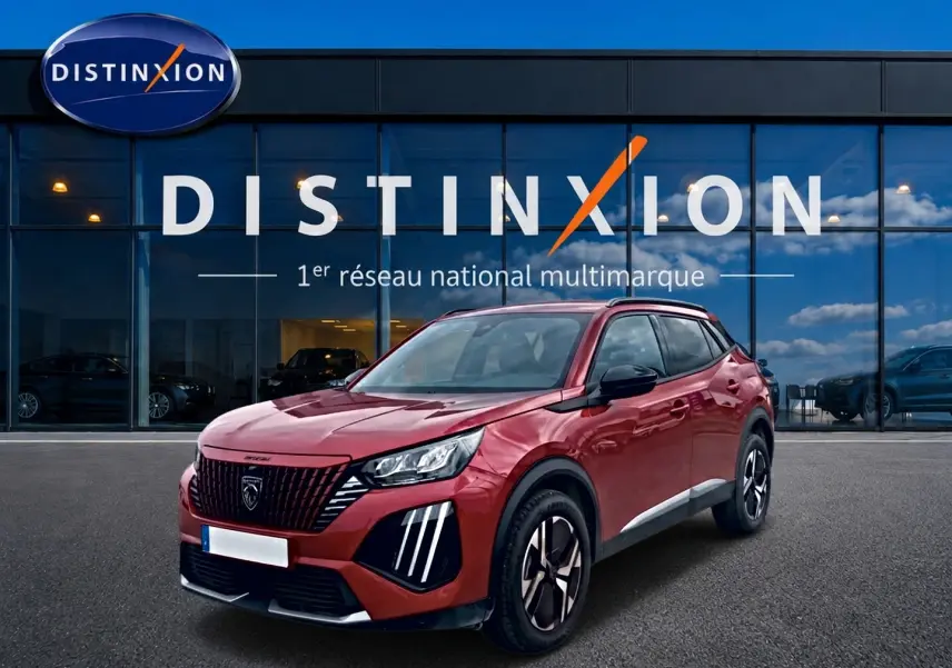 Peugeot 2008 rouge elixir vue 3/4 avant, avec calandre noire distinctive et jantes alu bicolores.