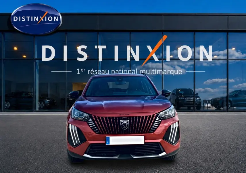 Peugeot 2008 1.2 100 Allure rouge Elixir vue de face, avec calandre verticale et feux LED distinctifs.