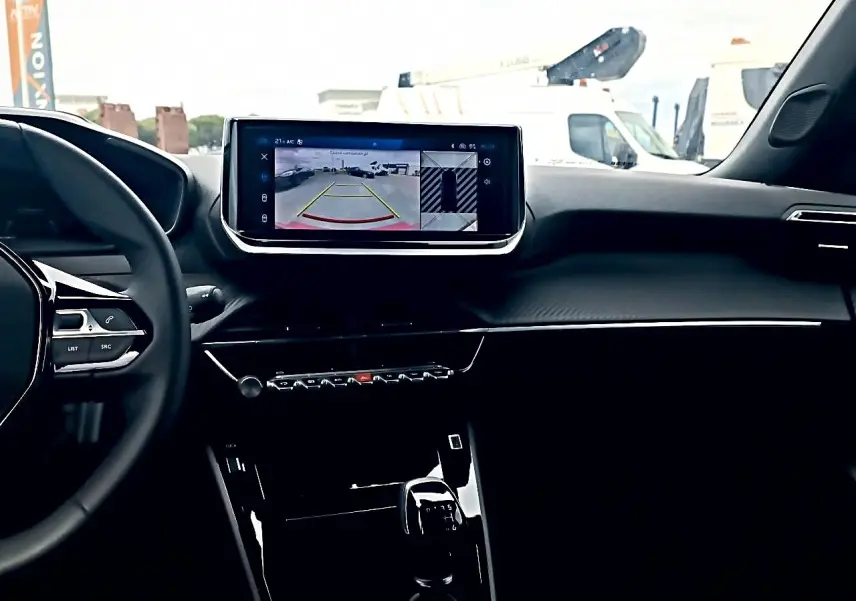 Vue intérieure du tableau de bord de la Peugeot 2008 1.2 100 Allure, avec écran tactile affichant la caméra de recul.