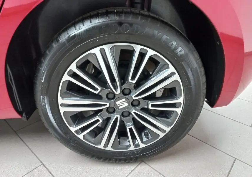Gros plan sur la roue avant droite d'une SEAT Ibiza 2025 rouge désir avec jante alliage et pneu Goodyear.