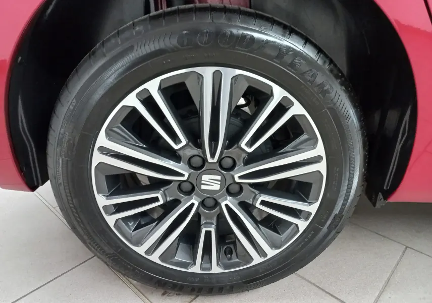 Gros plan sur la jante alliage bicolore et pneu Goodyear du SEAT Ibiza Rouge Désir, version 2025.