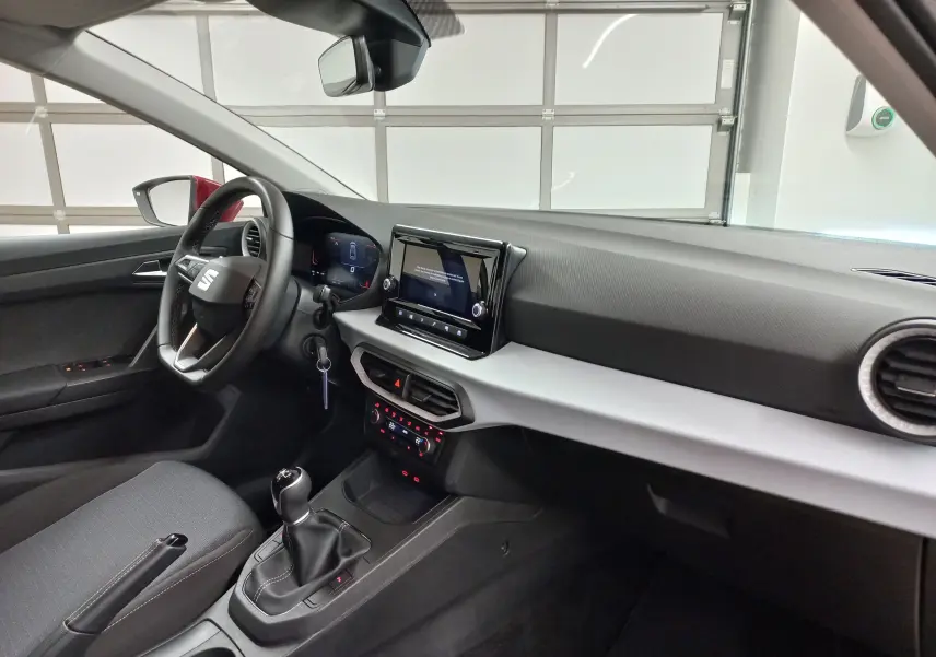 Intérieur de la SEAT Ibiza 1.0 TSI 95 Copa 2025 vu côté conducteur, tableau de bord moderne et levier de vitesse manuel.
