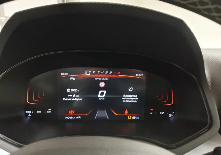 Tableau de bord numérique de la SEAT Ibiza 2025 affichant la vitesse à 0 km/h et les informations de conduite.