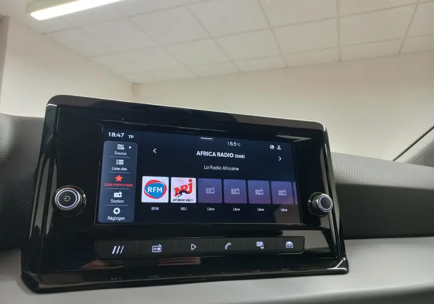 Écran tactile central de la SEAT IBIZA 2025 affichant les stations radio, dans un intérieur moderne gris et noir.