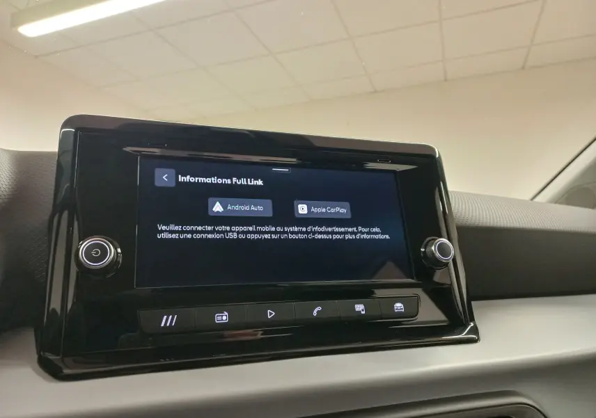 Écran tactile central de la SEAT Ibiza 2025 affichant les options Android Auto et Apple CarPlay, avec boutons de commande en dessous.