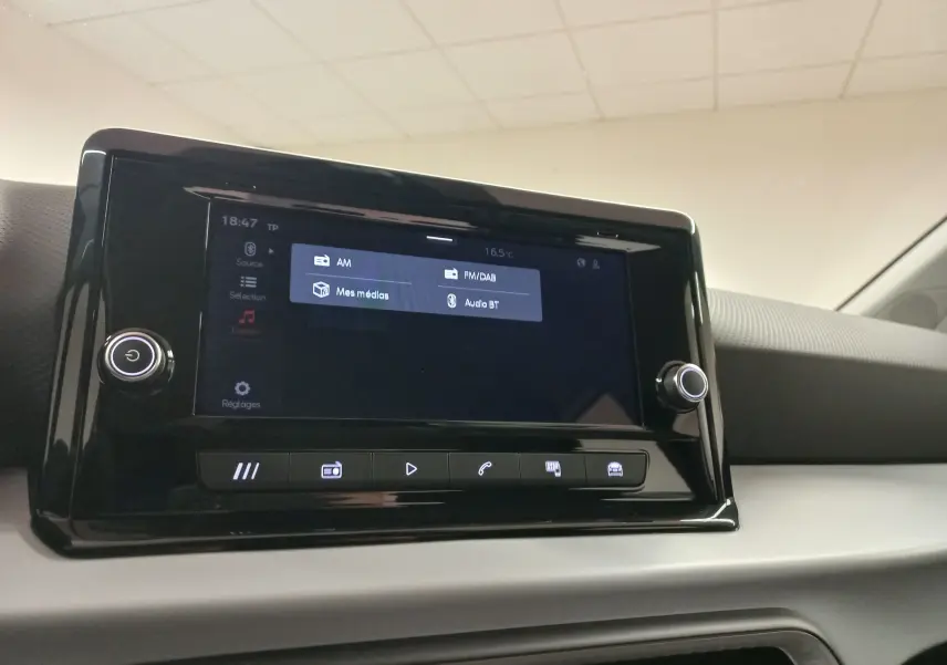 Écran tactile central de la SEAT Ibiza 2025 affichant les options audio, vue intérieure du tableau de bord.