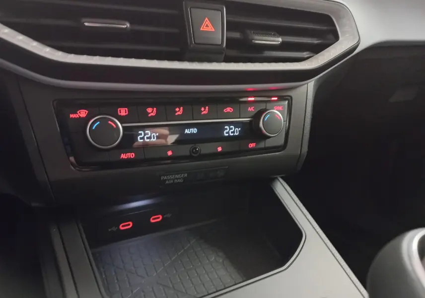 Détail du tableau de bord de la SEAT Ibiza 2025 montrant la console de climatisation digitale avec réglage à 22°C.