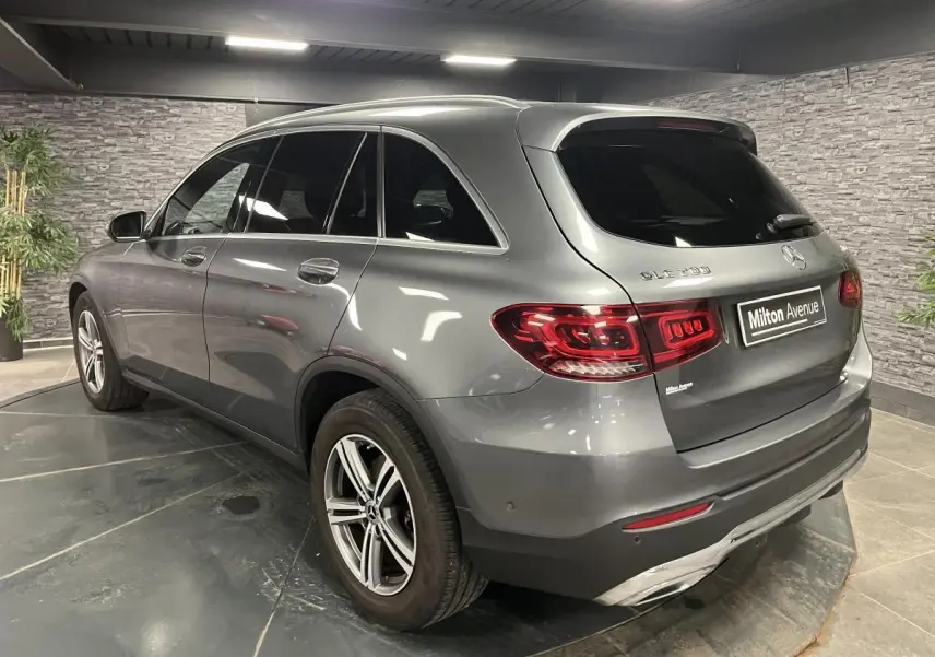 Mercedes GLC 200 gris métallisé vu en 3/4 arrière droit, avec jantes alliage et vitres teintées foncées.