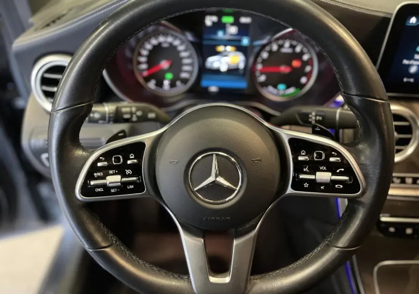 Volant cuir noir multifonction de Mercedes GLC 200 4MATIC 2019 avec commandes intégrées et tableau de bord partiel visible.