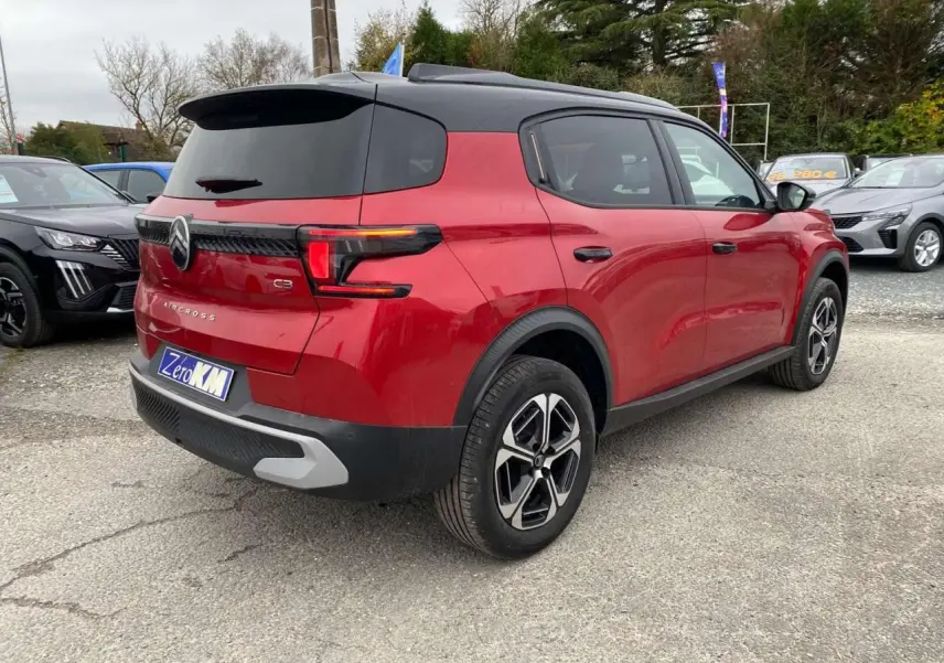 Vue 3/4 arrière droite d'un Citroën C3 Aircross 2025 rouge Elixir avec toit noir et feux arrière LED 3D.
