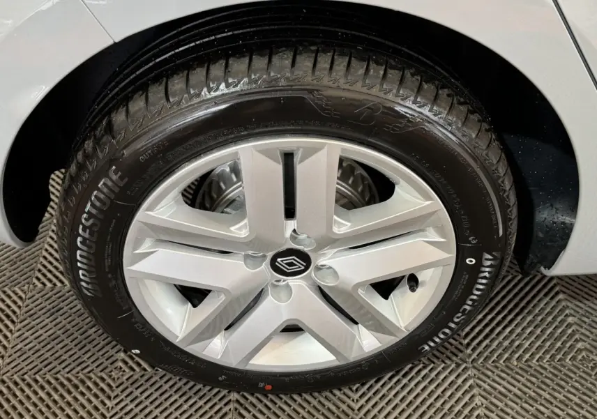 Gros plan sur la roue avant droite grise claire d'une Renault Clio Evolution Blue dCi 100 avec jante alliage et pneu Bridgestone.