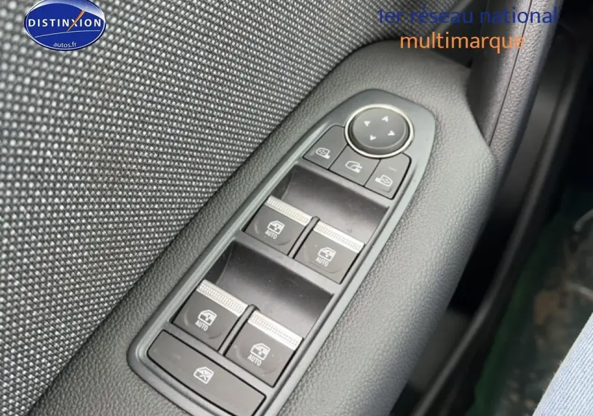 Gros plan sur les commandes des vitres électriques côté gauche dans une finition noire texturée du Renault Symbioz gris schiste.