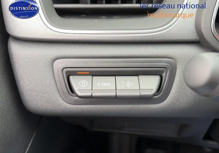Gros plan sur les boutons de commande gris du tableau de bord du Renault Symbioz 2026, avec fonction E-SAVE visible.