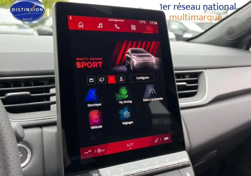 Vue intérieure centrée sur l'écran tactile vertical du tableau de bord du Renault Symbioz gris schiste, affichant le mode sport.