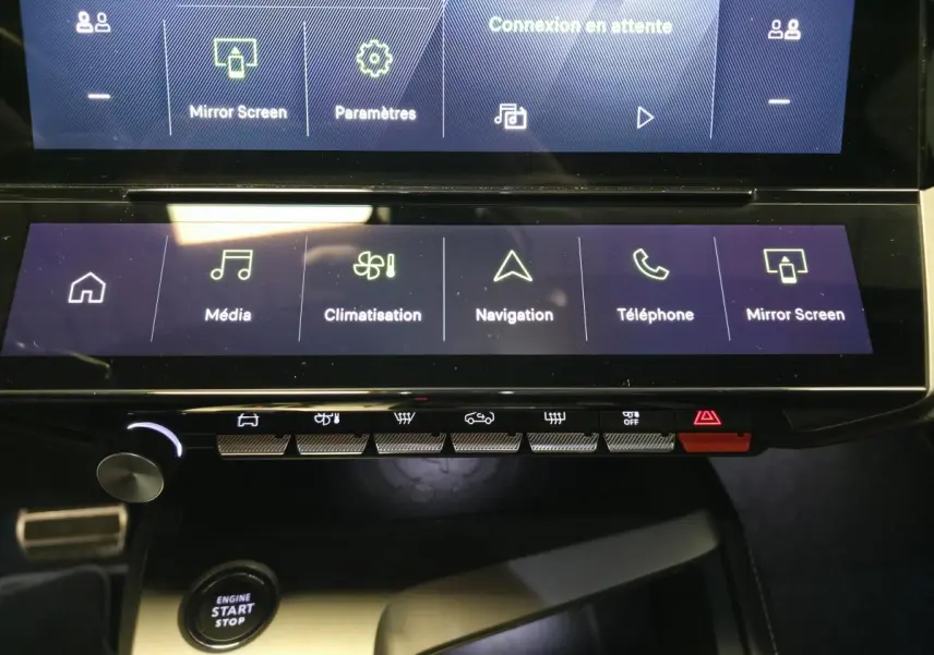 Vue rapprochée de la console centrale tactile de la Peugeot 408 noire, avec commandes climatisation et bouton start/stop.