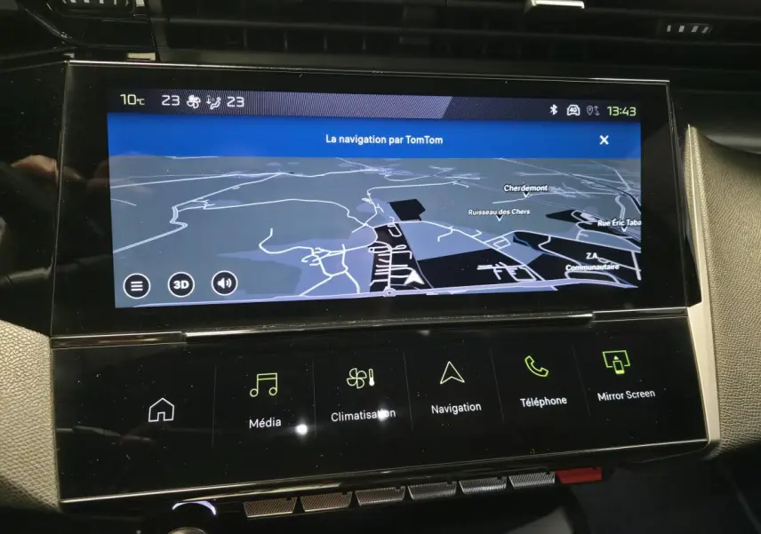 Écran tactile central de navigation TomTom dans l'habitacle noir du Peugeot 408 Hybrid 2024.