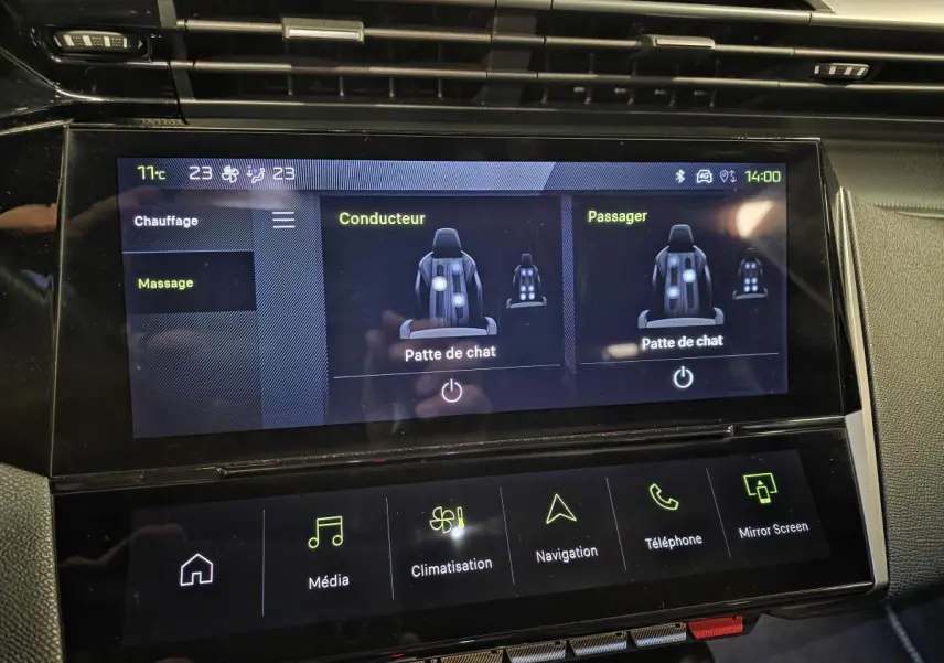 Écran tactile central de la Peugeot 408 noir, affichant les réglages de massage et chauffage des sièges avant.