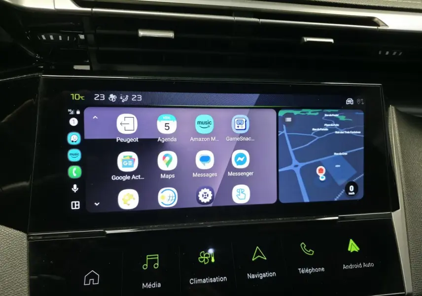 Écran tactile central 10 pouces du Peugeot 408 Hybrid 2024 affichant navigation et applications connectées.