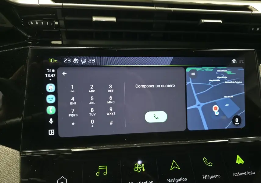 Écran tactile central 10 pouces du Peugeot 408 2024 affichant navigation et clavier téléphonique, intérieur noir.