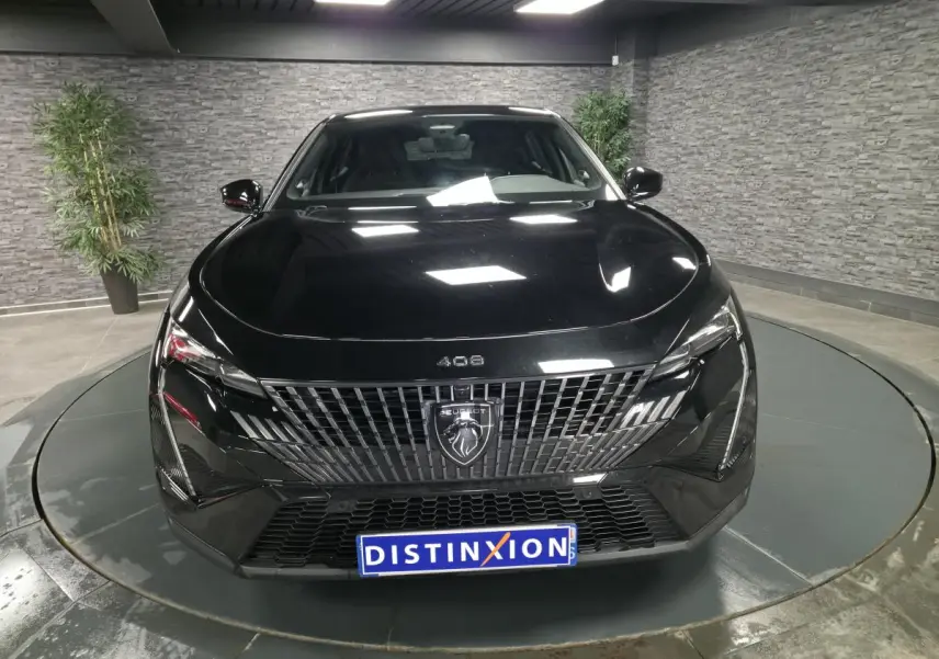 Vue avant d'une Peugeot 408 noire métallisée avec calandre verticale et logo lion central, en showroom.