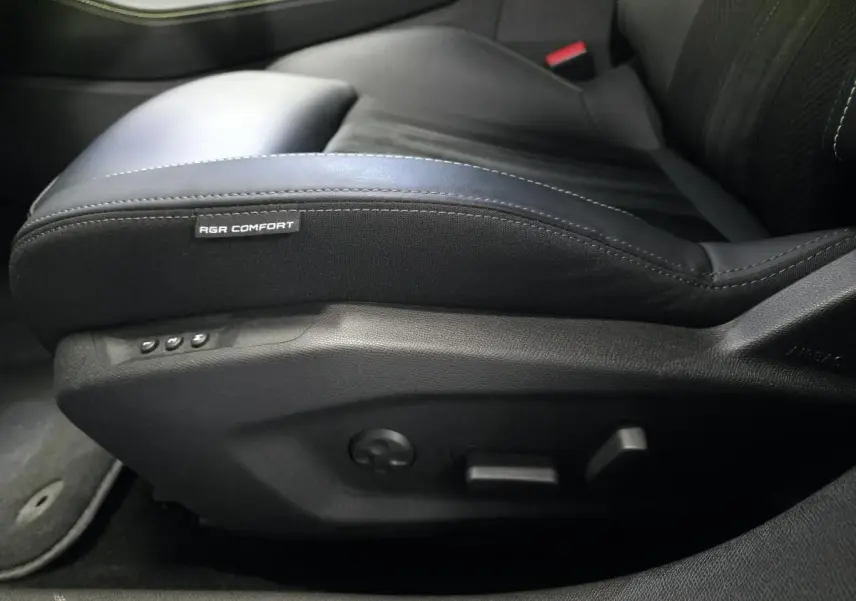 Gros plan sur le siège avant noir du Peugeot 408 2024 avec étiquette AGR Comfort et commandes électriques.
