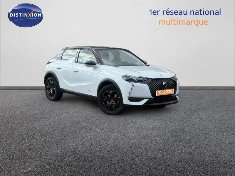 Vue 3/4 avant droite d'un DS3 Crossback blanc perle avec toit noir et jantes noires sur fond neutre.