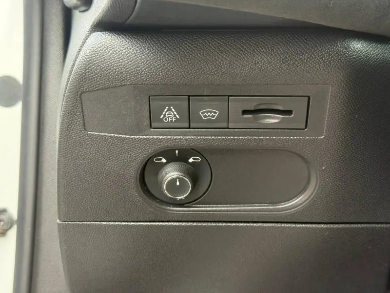 Gros plan sur les commandes noires de réglage des rétroviseurs et des aides à la conduite côté conducteur du DS3 Crossback blanc perle.