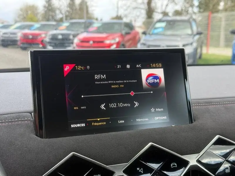 Écran tactile central du DS3 Crossback blanc perle, vue intérieure avec tableau de bord et commandes modernes visibles.