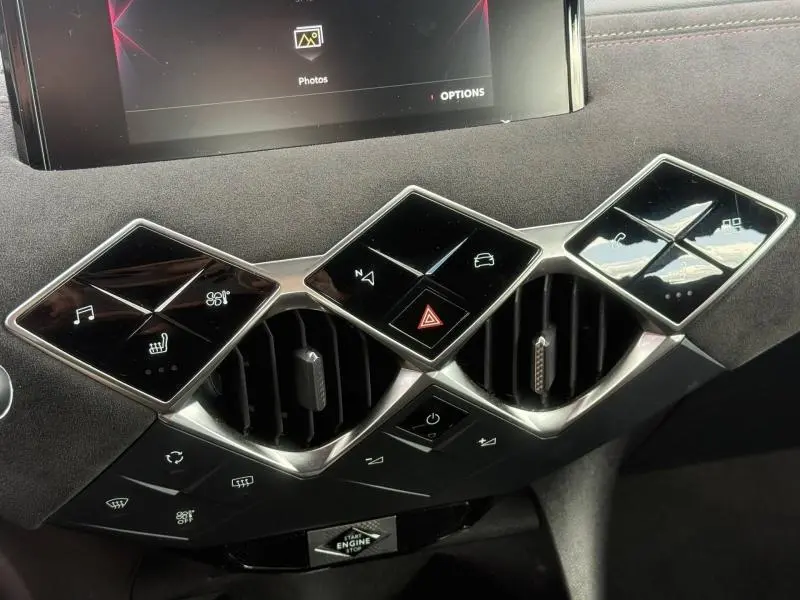 Détail du tableau de bord du DS3 Crossback 2021 montrant les commandes tactiles noires et les aérateurs centraux.