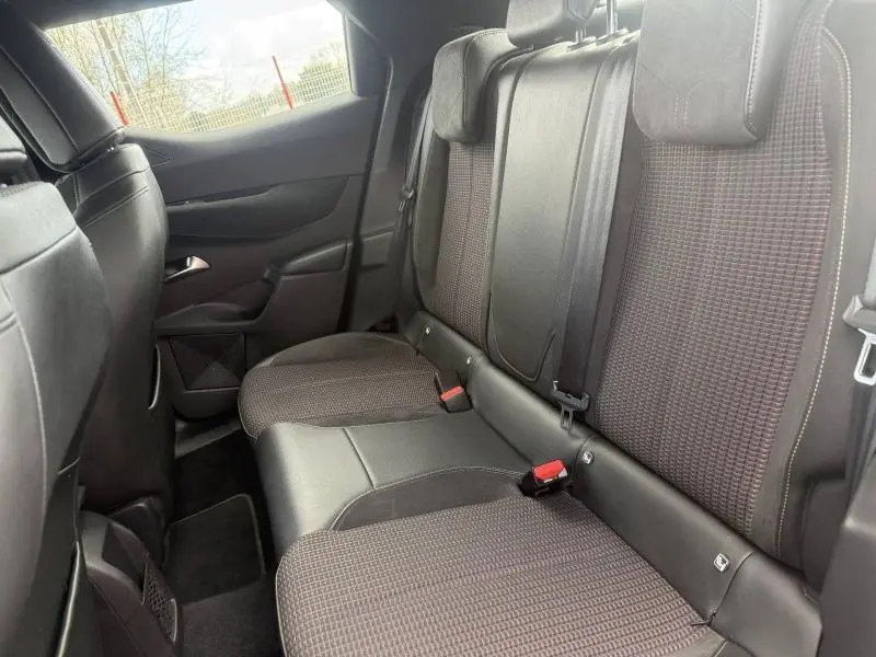 Vue latérale arrière de l'habitacle du DS3 Crossback, sièges arrière en tissu tressé Basalte et cuir noir.