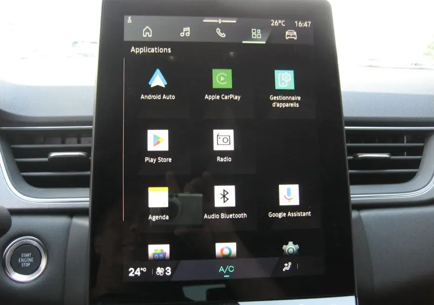 Écran tactile central affichant les applications multimédia dans l’habitacle du Renault Symbioz gris Rafale, version 2025.