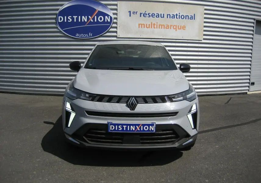 Vue de face du Renault Symbioz gris Rafale 2025 avec feux LED distinctifs et calandre noire brillante.