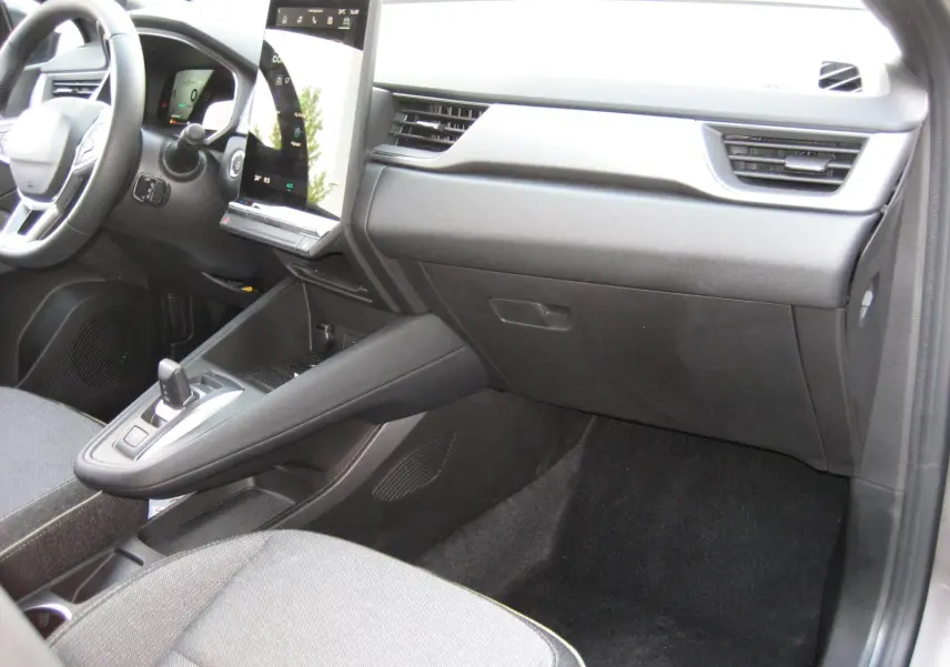 Intérieur avant droit du Renault Symbioz 2025 gris Rafale, avec tableau de bord moderne et écran tactile vertical.
