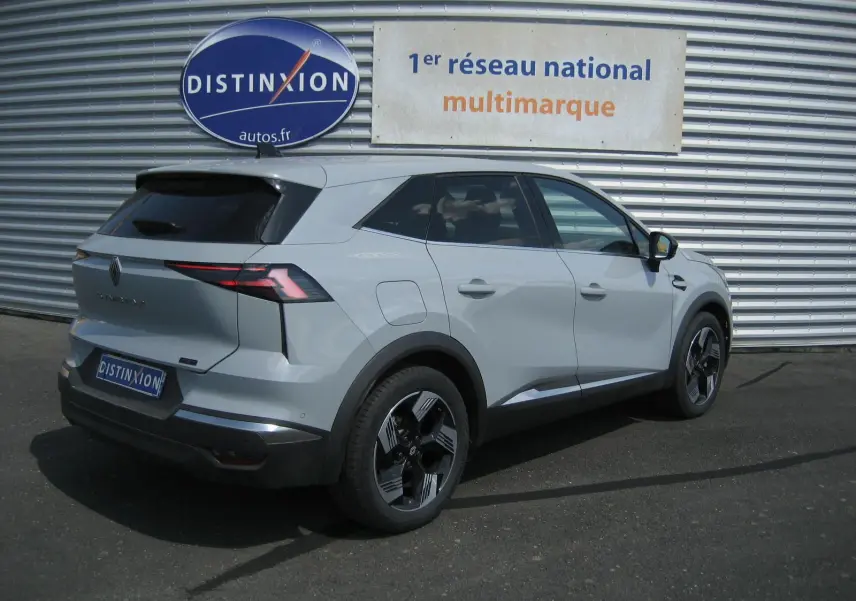 Renault Symbioz gris Rafale vu en 3/4 arrière droit, avec feux arrière LED et jantes bi-ton distinctives.